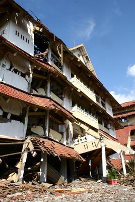 Erdbeben Java: Schaden an Wohnblock / Zum Vergrößern auf das Bild klicken
