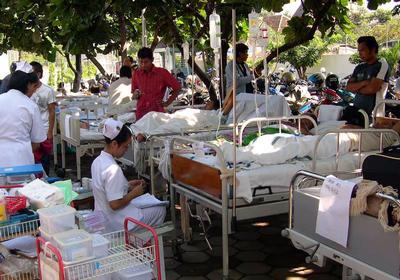 Erdbeben Java: Verletzte im Freien