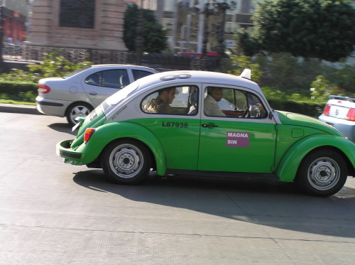 Grün-weisser Käfer-Taxi in Mexiko City / Zum Vergrößern auf das Bild klicken