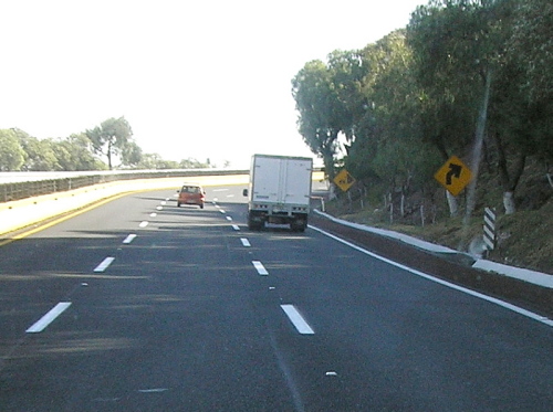 Kurvensignale auf der Autobahn / Zum Vergrößern auf das Bild klicken