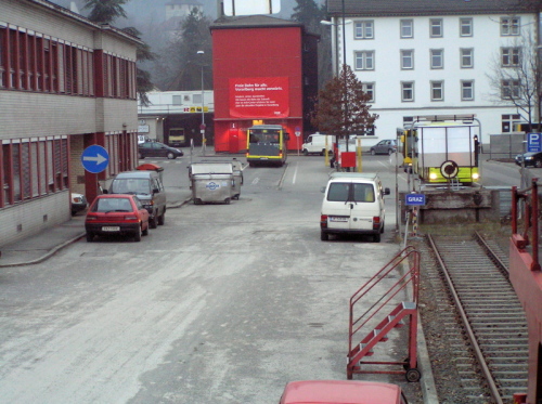 Rechts abbiegen beim Bahnhof Fedlkirch -- jetzt passt es