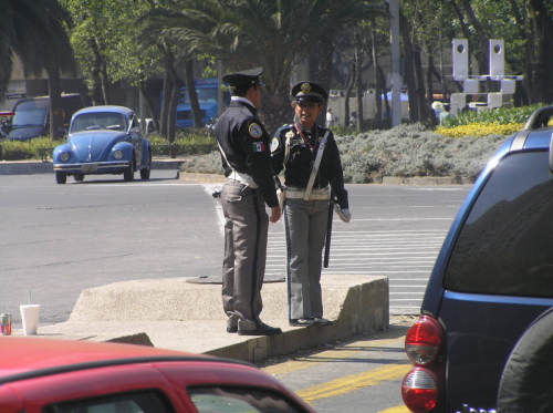 Mexiko City Polizisten am Fussgängerstreifen / Zum Vergrößern auf das Bild klicken