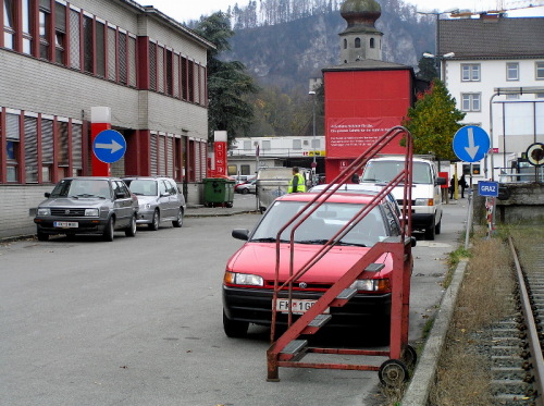 Hindernis rechts umfahren beim Bahnverlad Feldkirch - Pfeil nach unten
