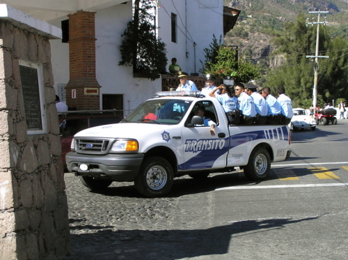 Sammeltransport Verkehrspolizei Taxco (Mex) / Zum Vergrößern auf das Bild klicken