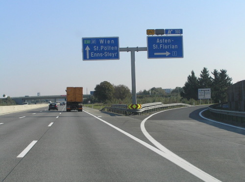 Ungeschutzte Wegweiser A1-Ausfahrt Asten RF Wien