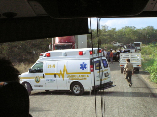 Verkehrsunfall mit Ambulanz / Zum Vergrößern auf das Bild klicken
