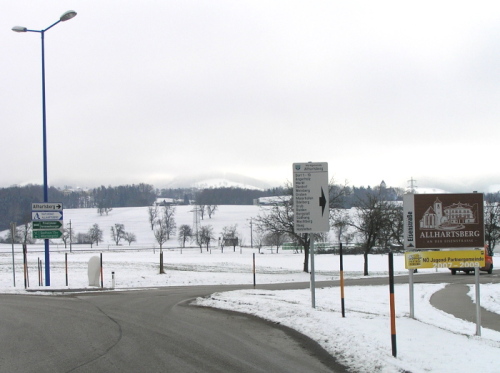 Siedlungswegweiser im Kreisel Allhartsberg - Kröllendorf / Zum Vergrößern auf das Bild klicken